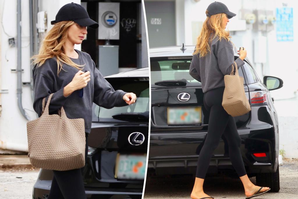 Gisele Bündchen appeared to cover her baby bump with large bag 2 weeks before pregnancy news