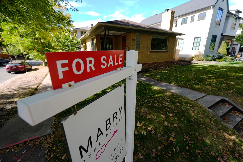 Home sales hit 14-year low despite low mortgage rates, rising supply