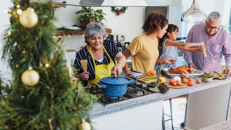 Eat healthy during the holidays with these tips from Dr. Nicole Saphier