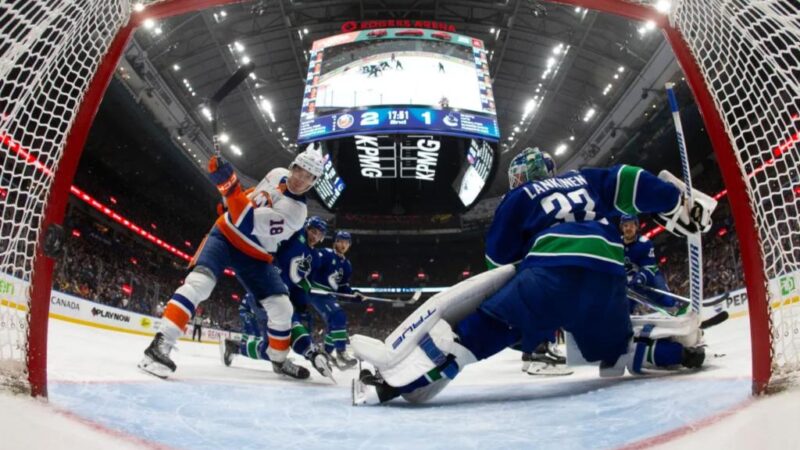 Shorthanded Islanders throttle Canucks in dominant road win