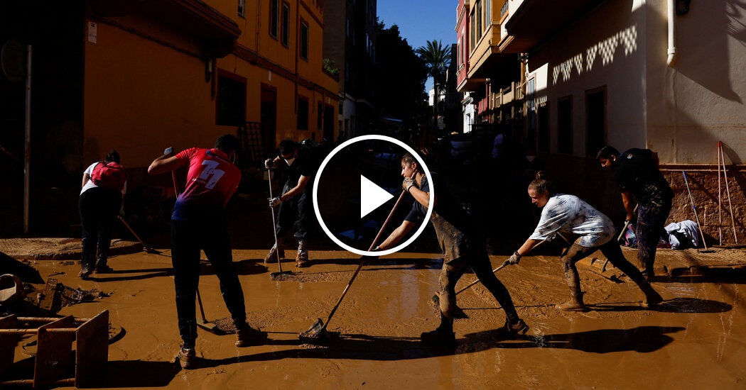 Spain’s King and Officials Pelted With Mud