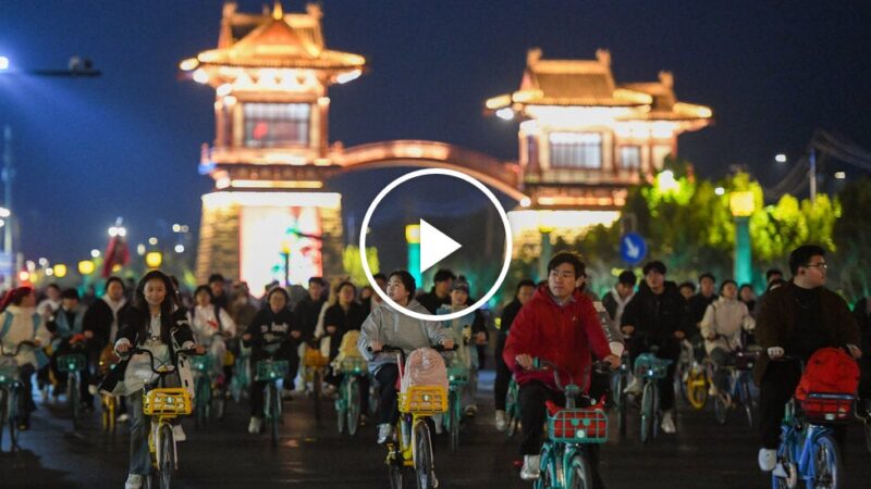 Throngs of Cyclists Ride for Hours Between Two Chinese Cities