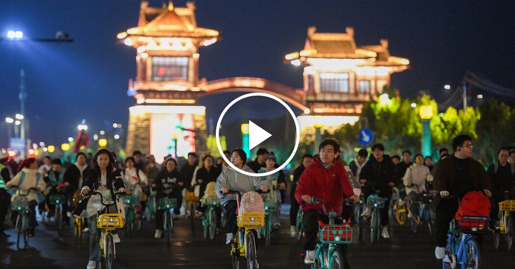 Throngs of Cyclists Ride for Hours Between Two Chinese Cities