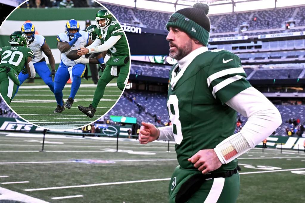 Aaron Rodgers bristles at idea Jets should have run more in cold