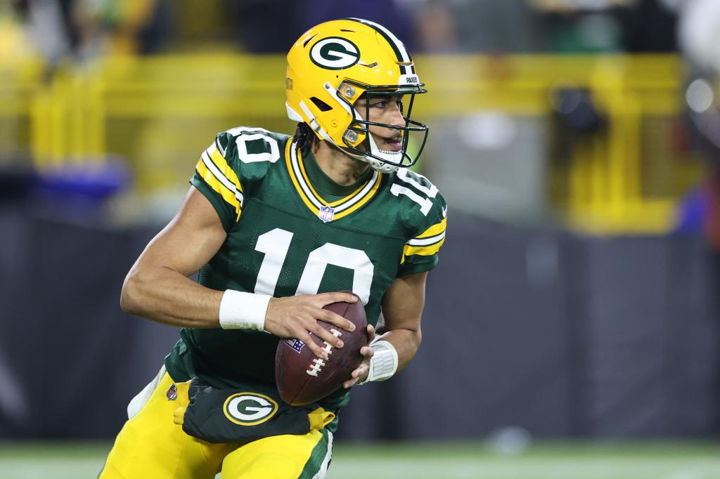 Full NFL predictions, picks for Sunday and Monday’s Week 17 slate