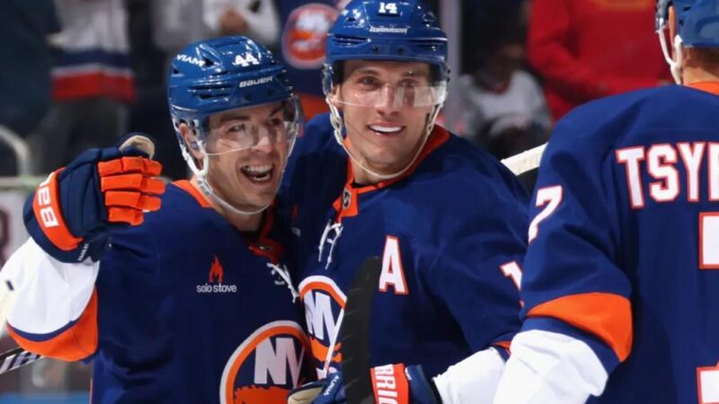 Islanders slip past Hurricanes thanks to dominant second period