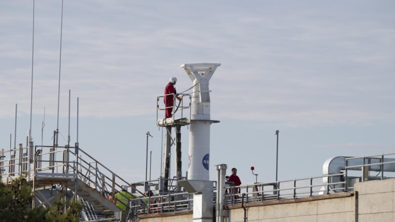 Helicopter Removes Artifact from NASA Armstrong Rooftop