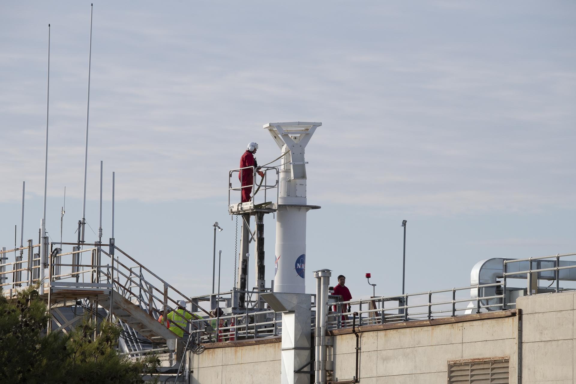 Helicopter Removes Artifact from NASA Armstrong Rooftop