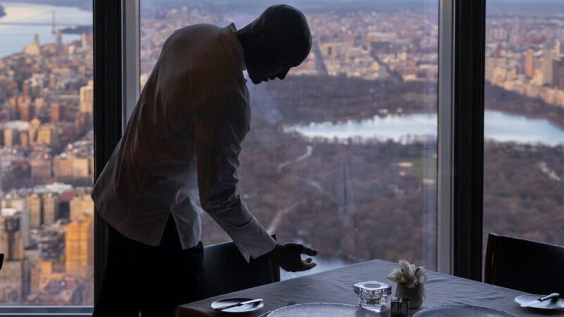 At 10 Cubed, a Restaurant on the 100th Floor, a Chef Toils in Obscurity