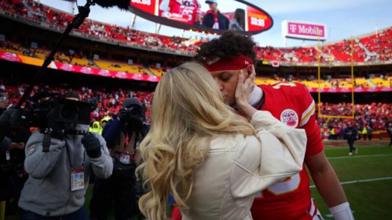 Brittany Mahomes kisses Patrick ahead of Chiefs-Texans game