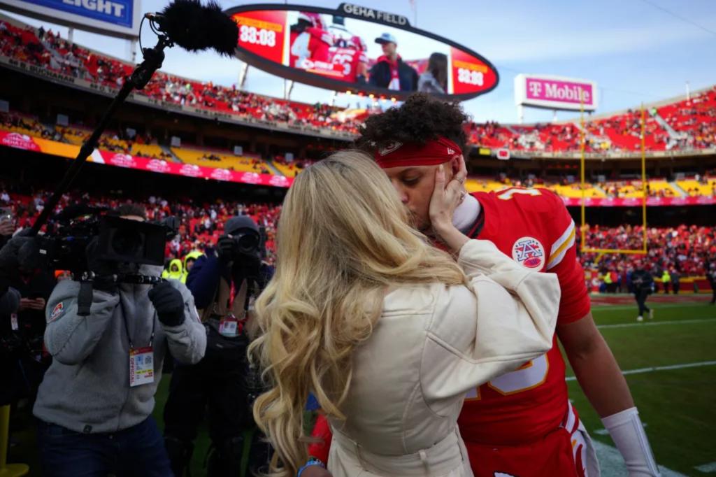 Brittany Mahomes kisses Patrick ahead of Chiefs-Texans game