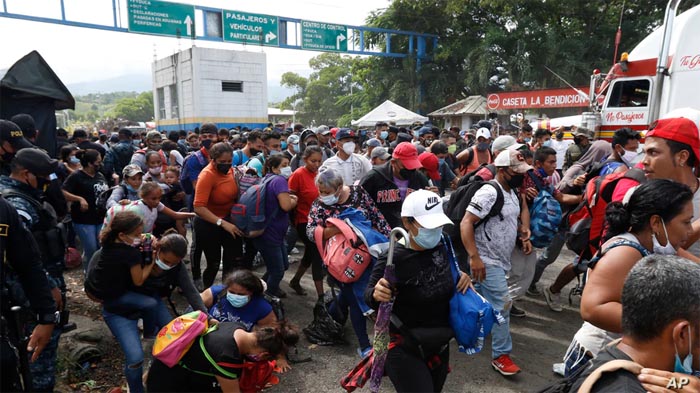 Com destino aos EUA, caravana de migrantes deixa o México uma semana antes do retorno de Trump