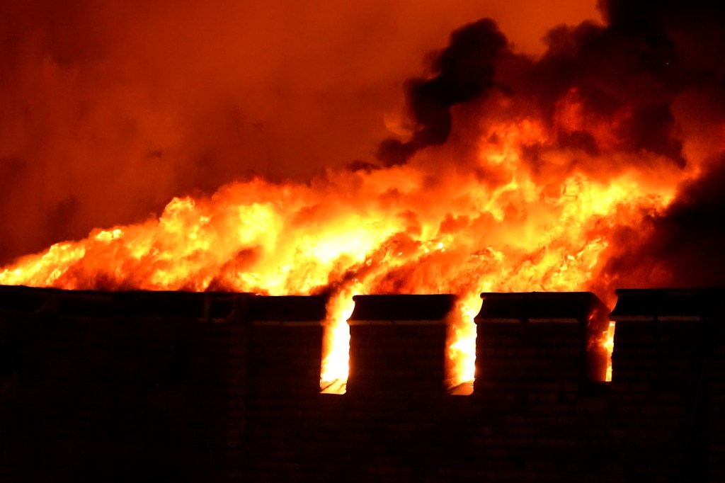 Firefighters battle 5-alarm fire at Bronx apartment complex (Video)