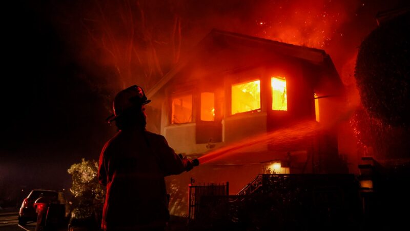 Los Angeles wildfires rage; DA vows to punish looters