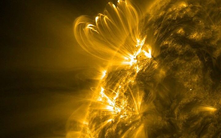 NASA Solar Observatory Sees Coronal Loops Flicker Before Big Flares