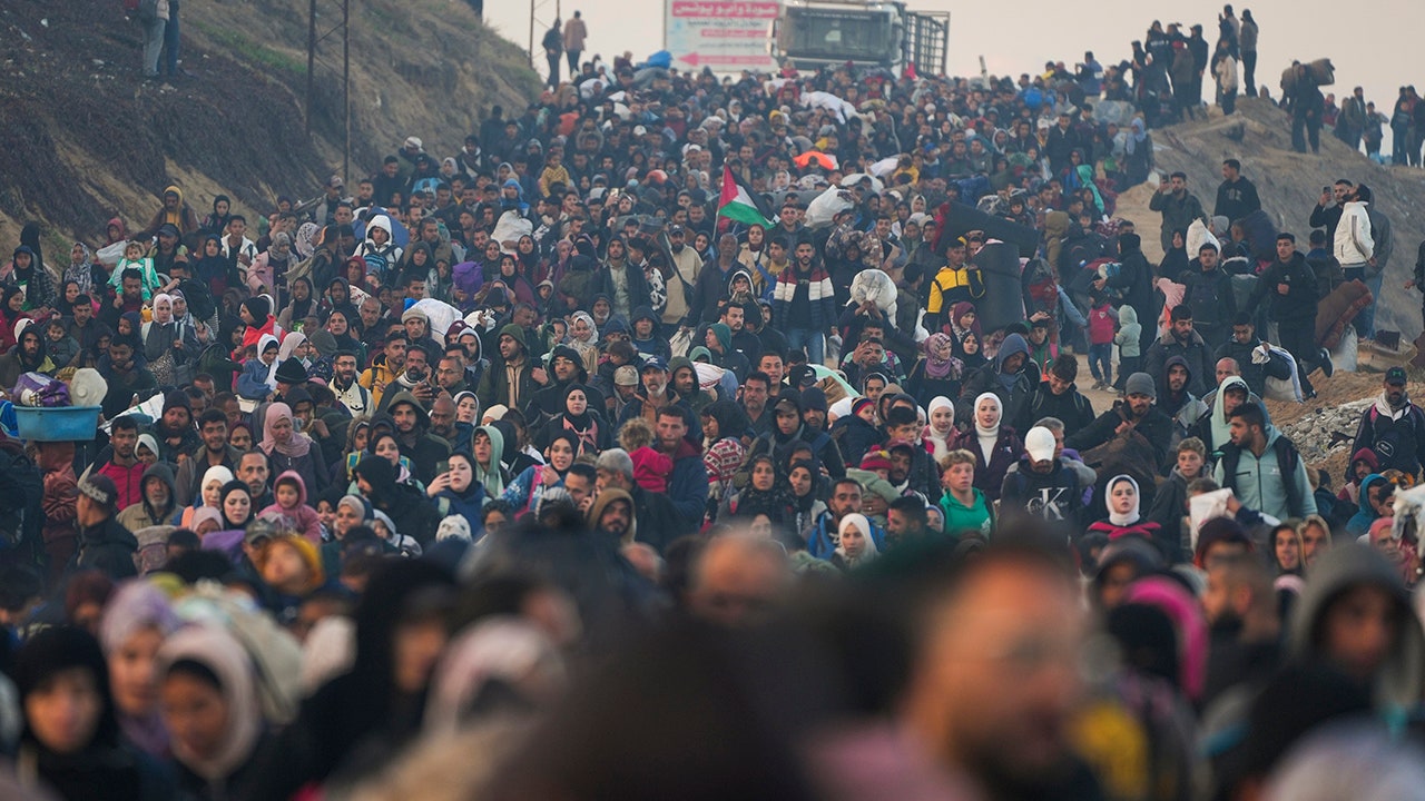 Palestinians flock to northern Gaza after Israel lifts closure