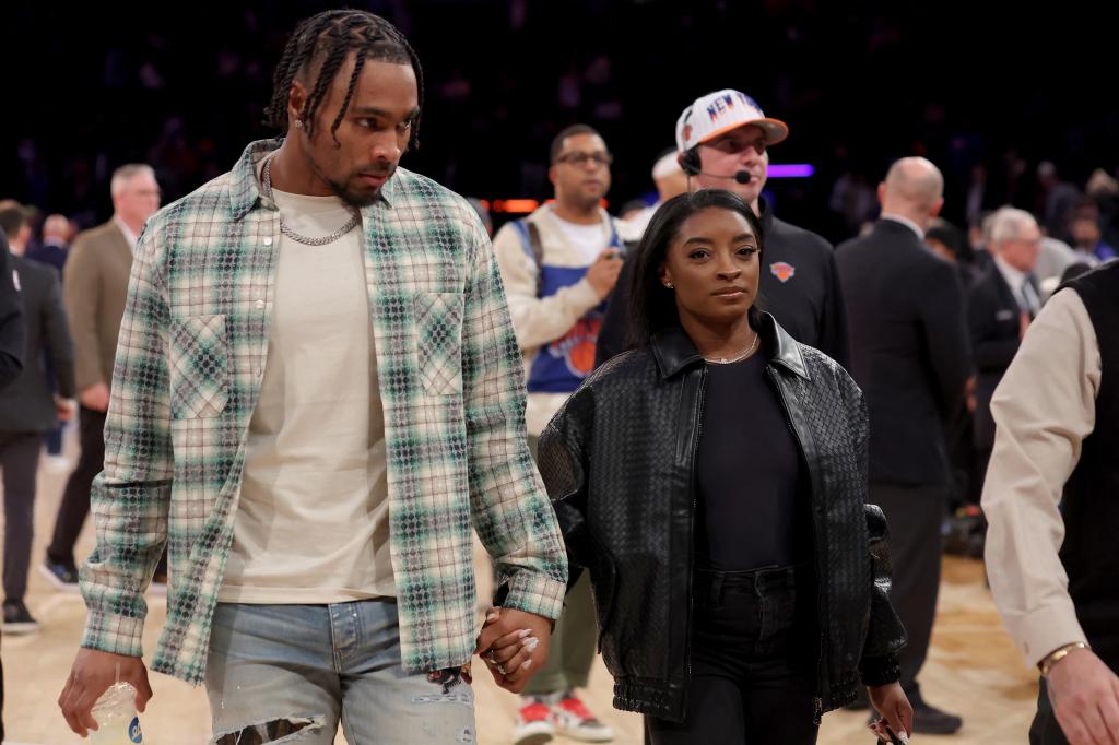 Simone Biles, Jonathan Owens sit courtside for Knicks-Thunder