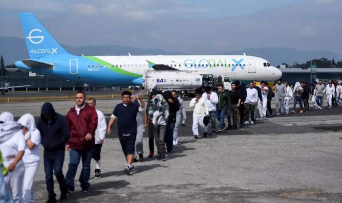 Avião com 135 brasileiros deportados dos EUA chega ao Aeroporto de Fortaleza nesta sexta-feira