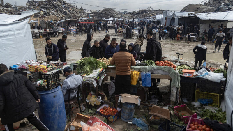 Gazans Returning Home to Jabaliya Embrace Reopened Market