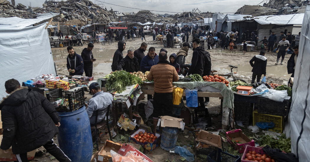 Gazans Returning Home to Jabaliya Embrace Reopened Market