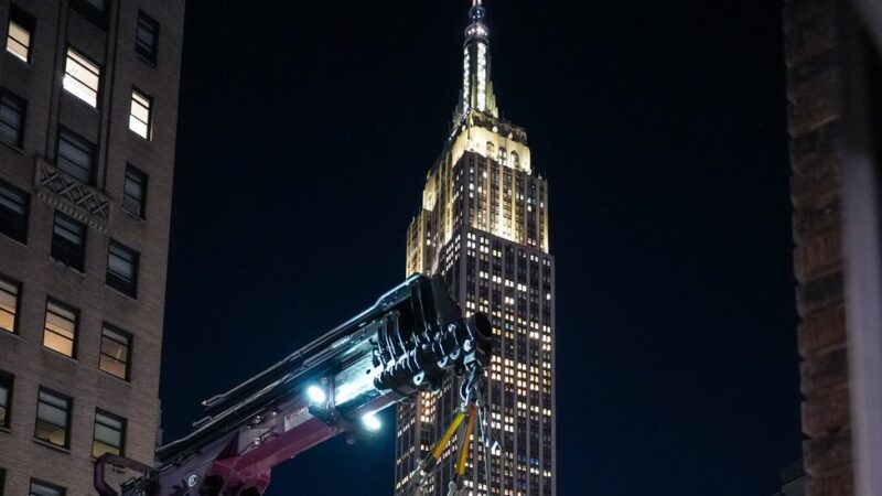 How Two 1,800-Pound Statues Were Lifted Into a Midtown Office