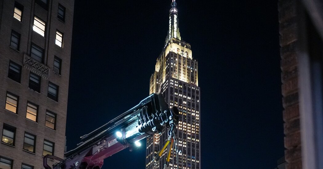 How Two 1,800-Pound Statues Were Lifted Into a Midtown Office