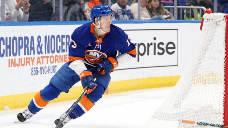 Islanders’ Mat Barzal undergoes procedure on kneecap