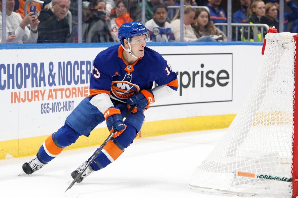 Islanders’ Mat Barzal undergoes procedure on kneecap