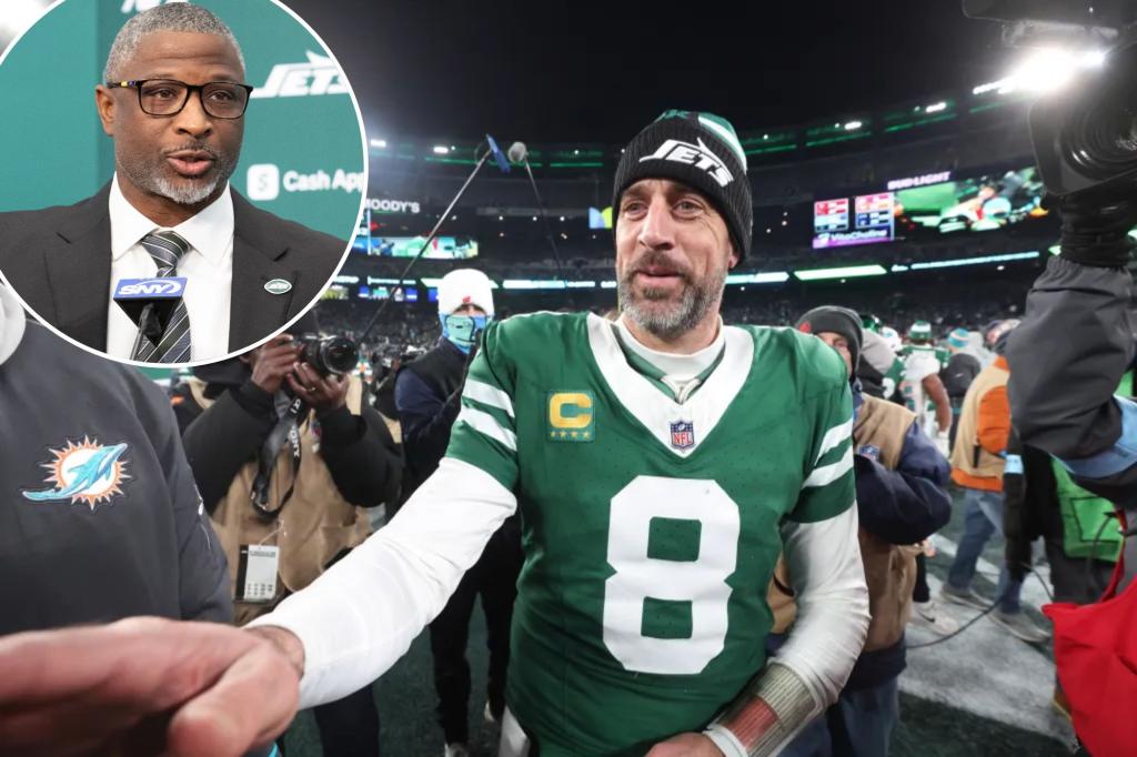 Jets tell Aaron Rodgers they’re moving on from QB