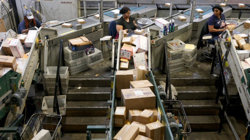 U.S. Postal Service Halts Parcel Service From China as Trump’s Trade Curbs Begin