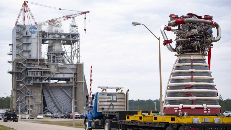 NASA Stennis Teams Install New Production RS-25 Engine for Upcoming Hot Fire