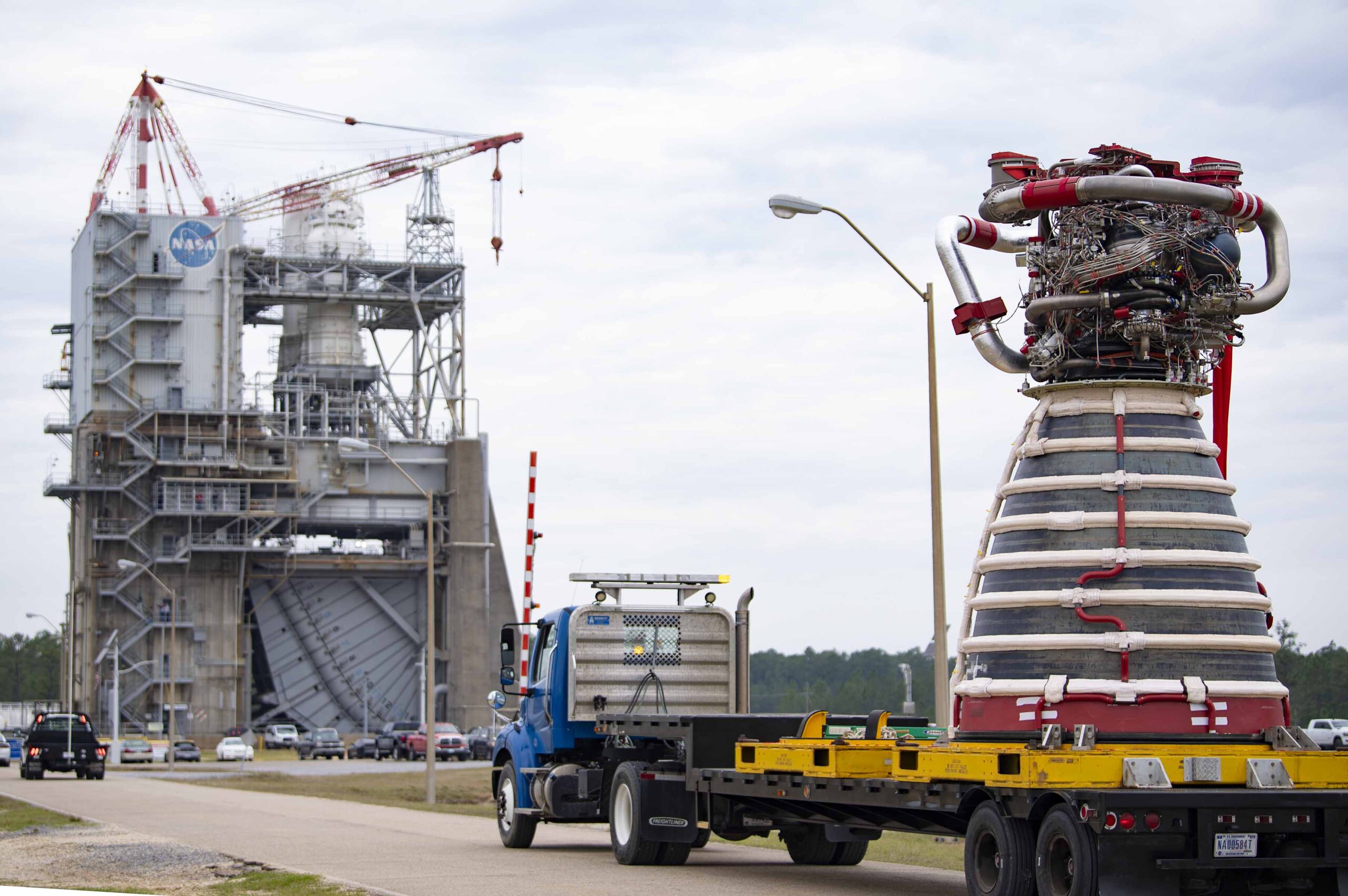 NASA Stennis Teams Install New Production RS-25 Engine for Upcoming Hot Fire